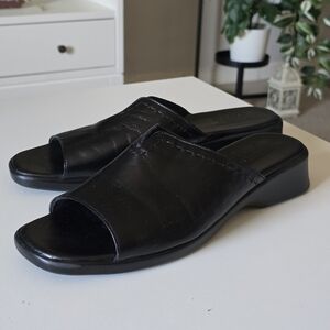 Munro American Women's Black Leather Slide Sandals